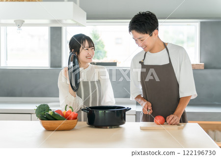 年輕的亞洲夫婦在廚房做飯和做家事（自己做飯，雙收入，丁克族，愛好） 122196730