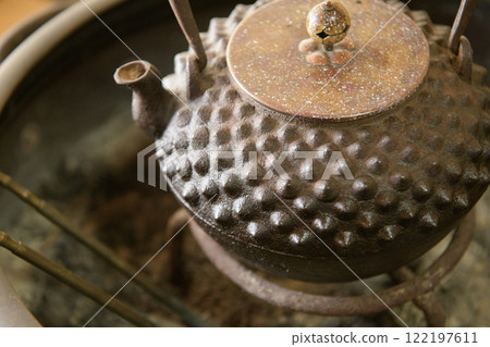 火盆和舊鐵水壺 火盆和舊鐵水壺 122197611