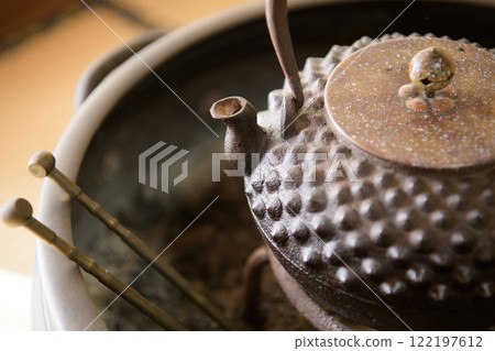 火盆和舊鐵水壺 122197612