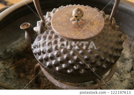 火盆和舊鐵水壺 火盆和舊鐵水壺 122197613