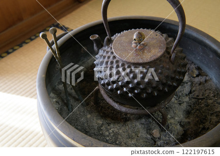 火盆和舊鐵水壺 火盆和舊鐵水壺 122197615