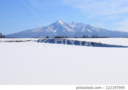 Mount Shari and snow-covered fields in Koshimizu Town 122197995