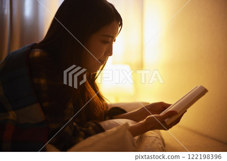 日本女人在蒲團下看書 122198396