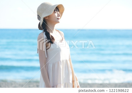 海邊散步的年輕女子 122198622