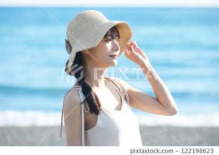 海邊散步的年輕女子 122198623