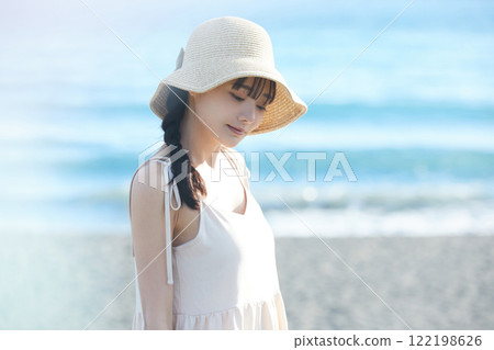 海邊散步的年輕女子 122198626