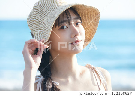 海邊散步的年輕女子 122198627