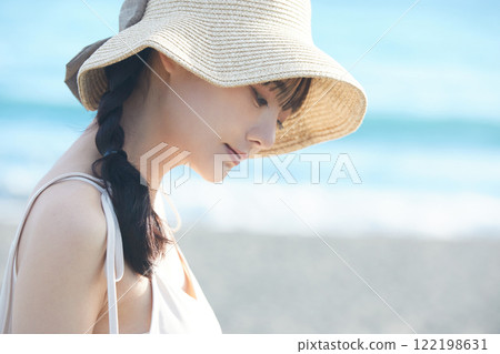 海邊散步的年輕女子 122198631