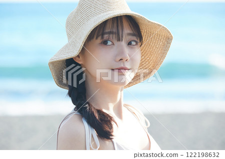 海邊散步的年輕女子 122198632