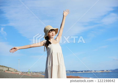 Young woman strolling along the seaside 122198642