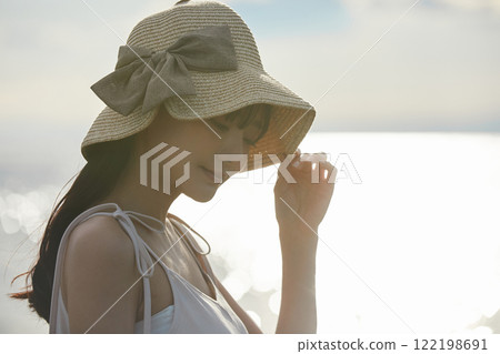 海邊散步的年輕女子 海邊散步的年輕女子 122198691