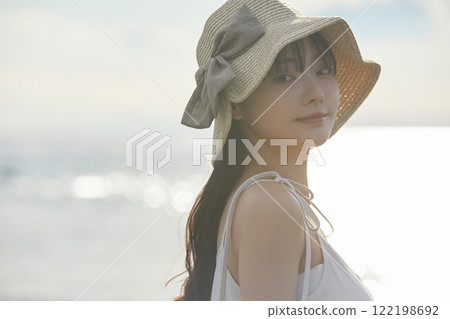 海邊散步的年輕女子 海邊散步的年輕女子 122198692