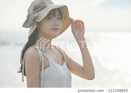 海邊散步的年輕女子 海邊散步的年輕女子 122198693