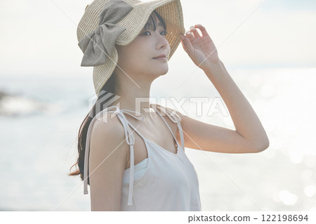 海邊散步的年輕女子 122198694