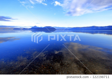 [Fixed Price] Scenery of Lake Toya in the early morning of autumn in Hokkaido (Toyako Town, Hokkaido) 122198711