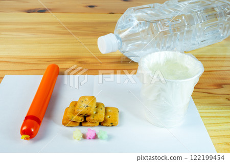 避難所的一紙杯水,上面蓋著塑膠袋和口糧 避難所的一紙杯水,上面蓋著塑膠袋和口糧 122199454