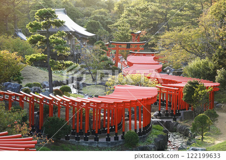 千本鳥居與龍神宮蜿蜒如沐浴在陽光下的龍 122199633
