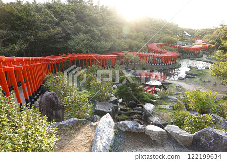 千本鳥居的門像沐浴在夕陽下的龍一樣彎曲 千本鳥居的門像沐浴在夕陽下的龍一樣彎曲 122199634