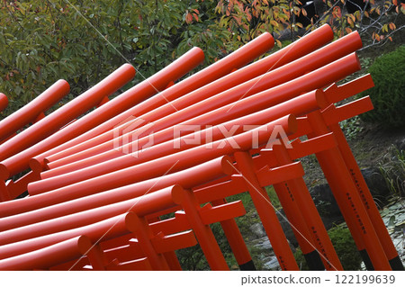 從觀景台看到美麗的千本鳥居排列整齊 從觀景台看到美麗的千本鳥居排列整齊 122199639