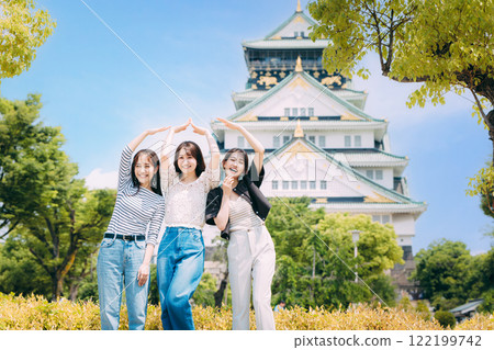 女人的旅行在大阪城天守閣前擺姿勢的女人 122199742