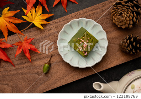 秋天的落葉和日式甜點 秋天的落葉和日式甜點 122199769
