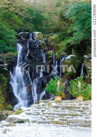 福岡縣糸島市冬季白雪覆蓋的門松和白絲瀑布 122199890