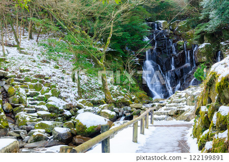 Shiraito Falls covered in snow in winter, Itoshima City, Fukuoka Prefecture 122199891