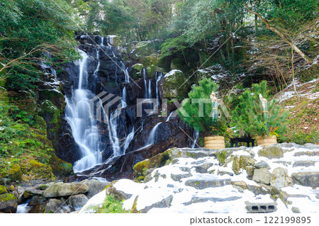 福岡縣糸島市冬季白雪覆蓋的門松和白絲瀑布 122199895