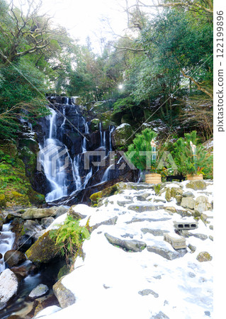 Kadomatsu and snow-covered Shiraito Falls in Itoshima, Fukuoka Prefecture 122199896