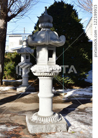 Photographing the grounds of Kajiinari Shrine in Hakodate, Hokkaido in winter 122199915
