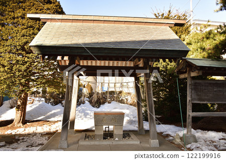 Photographing the grounds of Kajiinari Shrine in Hakodate, Hokkaido in winter 122199916