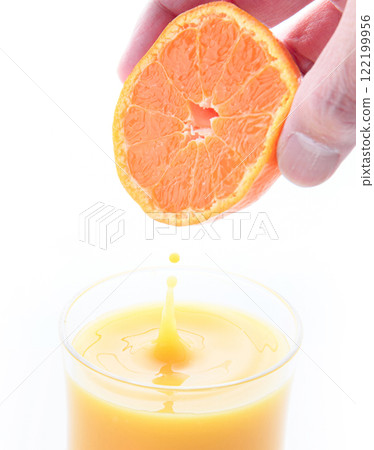 100% freshly squeezed orange juice 122199956