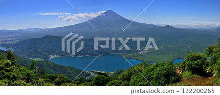從禦坂山脈的雪戶岳眺望富士山和西湖的夏季全景 122200265