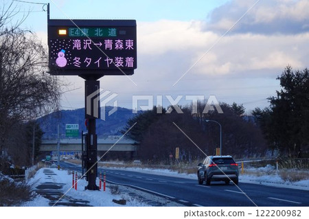 電子公告牌：高速公路冬季輪胎安裝顯示 122200982