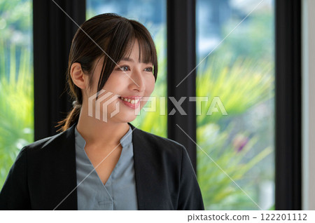 日本女人在窗前微笑 日本女人在窗前微笑 122201112