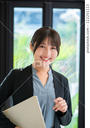 日本女人在窗前微笑 122201113
