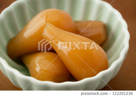 在小碗裡醃製的 Tamari rakkyo 122201236