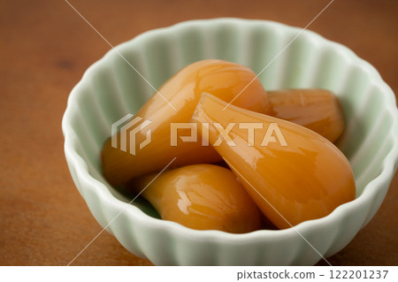 在小碗裡醃製的 Tamari rakkyo 122201237