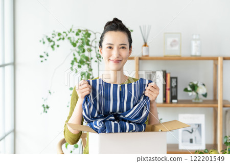 Young woman shopping online 122201549