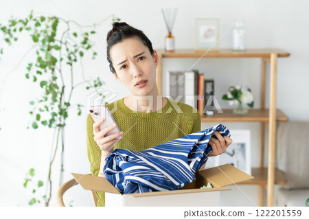 Young woman shopping online 122201559