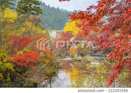 豐田市大平公園(愛知縣)紅葉環繞的井淵展望台的秋景 豐田市大平公園(愛知縣)紅葉環繞的井淵展望台的秋景 122201566