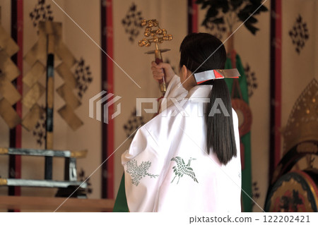 Kagura offering: Shrine maiden dancing bells 122202421