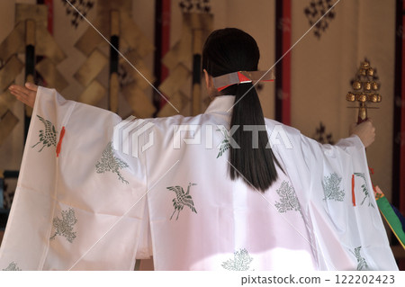 Kagura offering: Shrine maiden dancing bells 122202423