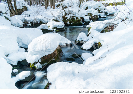 「青森縣」冰雪覆蓋的奧入瀨溪流 - 冬天的自然美景 122202881