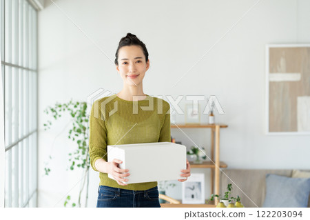 紙板的年輕女子 紙板的年輕女子 122203094