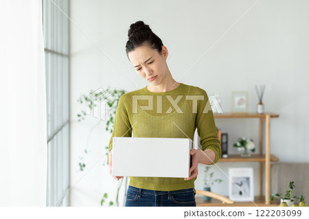 Young woman with cardboard 122203099