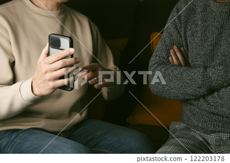 man asks for an explanation to his partner 122203178