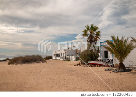 Sandy street on the coast, La Graciosa, Spain 122203433