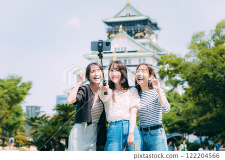 三位女遊客在大阪城前自拍 122204566