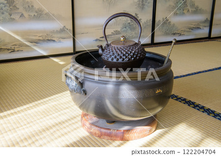 拉門前方放置圓形火盆和鐵水壺 拉門前方放置圓形火盆和鐵水壺 122204704